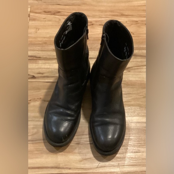 Italian Black leather boots Side Zipper. Low Heel. Size 39 Wonen's. - Picture 2 of 6